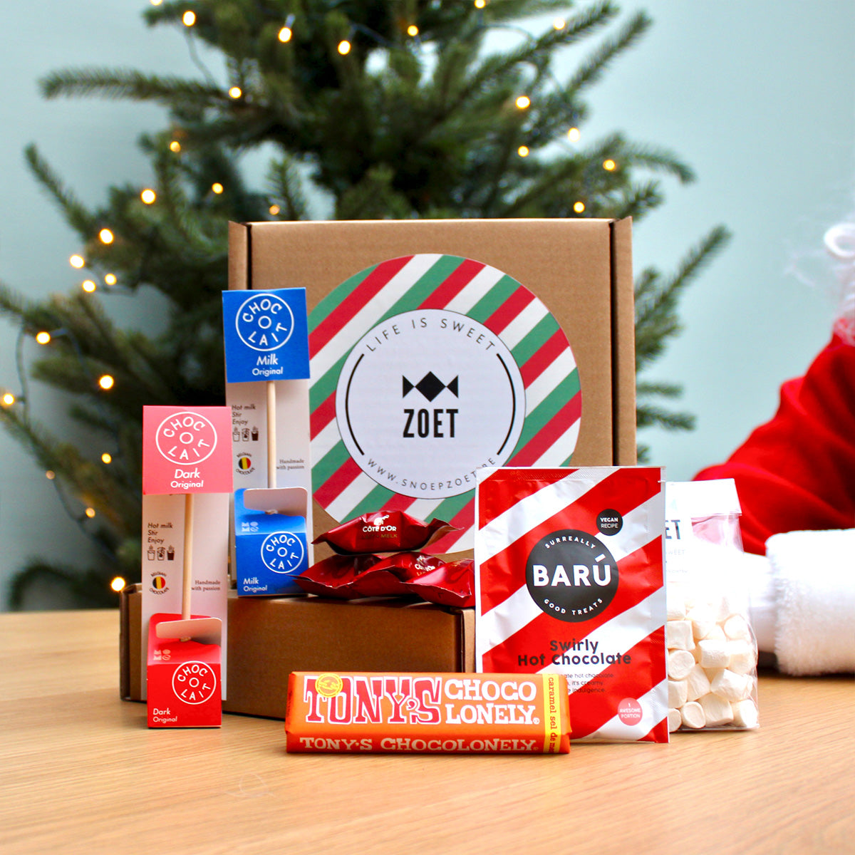 Hot Chocolate Kit met chocoladesticks, marshmallows, koekjes en feestelijke kerstverpakking