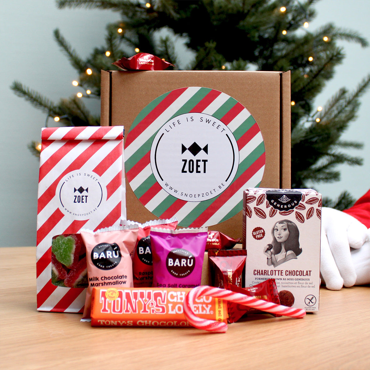 Geschenkdoos met kerstsnoep, Tony’s chocolade, Baru marshmallows en koekjes