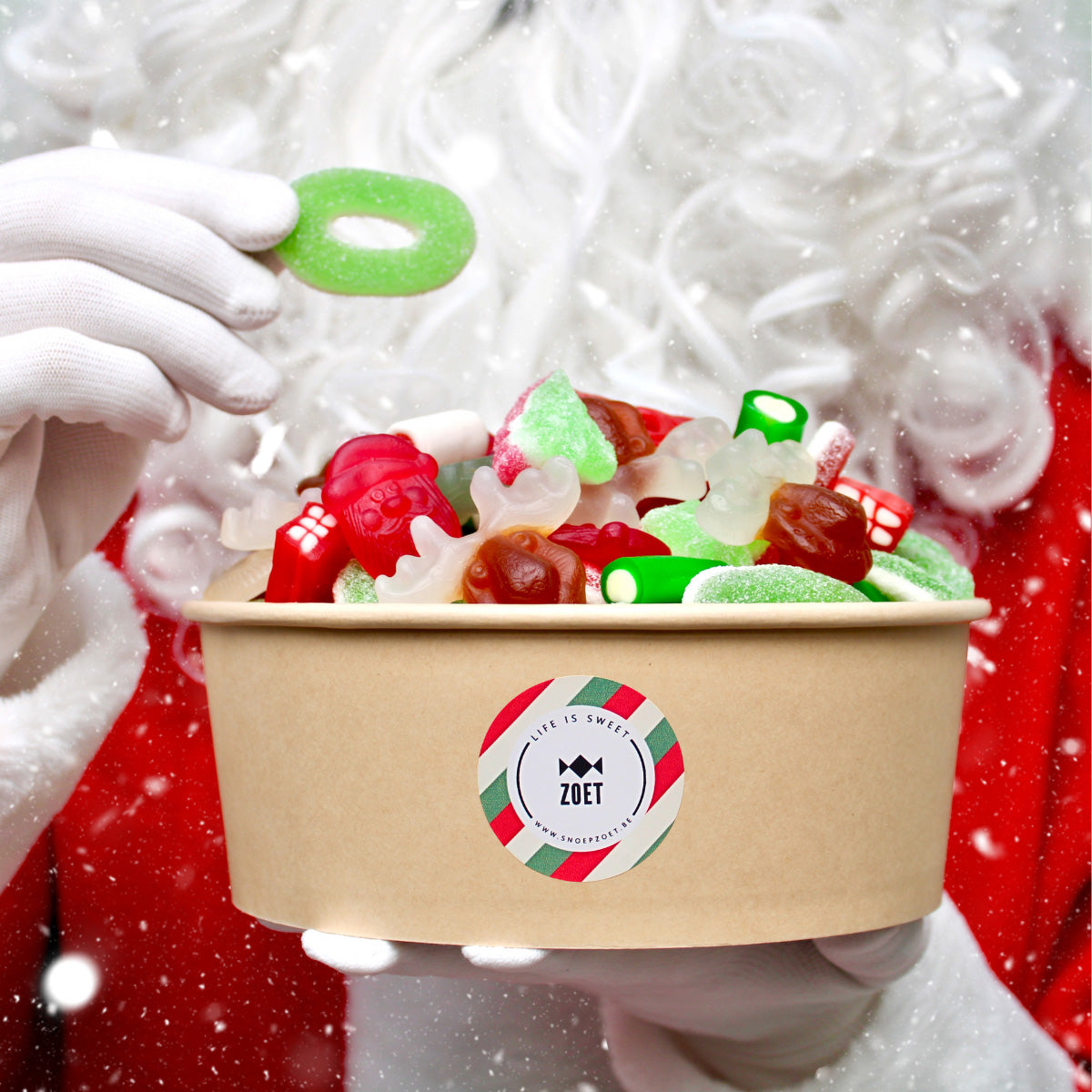Sharingbox gevuld met kerstgummies, zachte snoepjes en suikersnoep in doorzichtige bowl