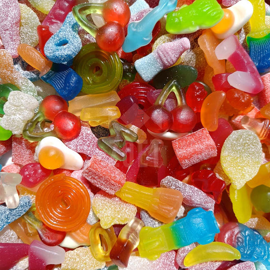 snoepmix zuur en zoet, kleurrijke mix van zoete en zure snoepjes in verschillende vormen en kleuren