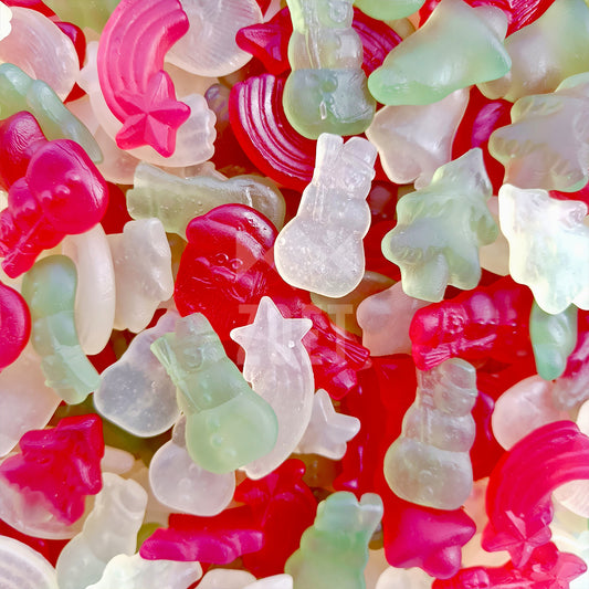 Kleurrijke vegan kerstgummies in kerstvormen zoals sneeuwpoppen, sterren en kerstmannen