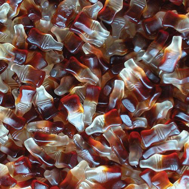 haribo cola flesjes snoepjes, bruine colaflesvorm, chewy textuur, colasmaak