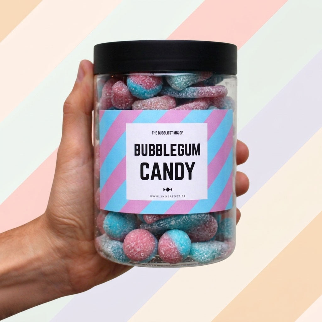Doorzichtige snoeppot gevuld met roze en blauw snoepgoed met bubblegum smaak