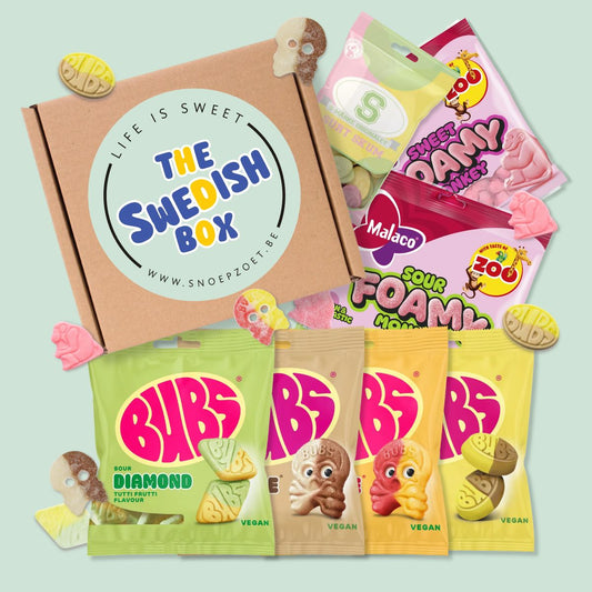 Geschenkdoos gevuld met verschillende soorten zakjes gevuld met echte Zweedse snoepjes zoals Bubs, Smarke en Malaco
