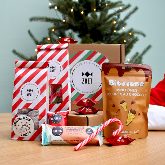 Geschenkbox met kerstboomsnoepjes, bitecones, sneeuwballen, marshmallows en chocolade