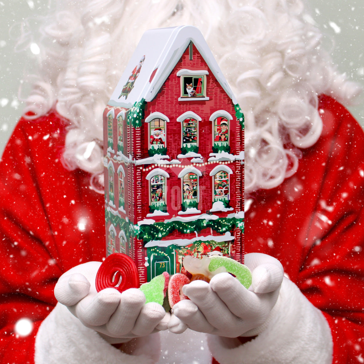 Blikken kersthuisje gevuld met 1 kg kerstsnoep in feestelijke vormen en kleuren