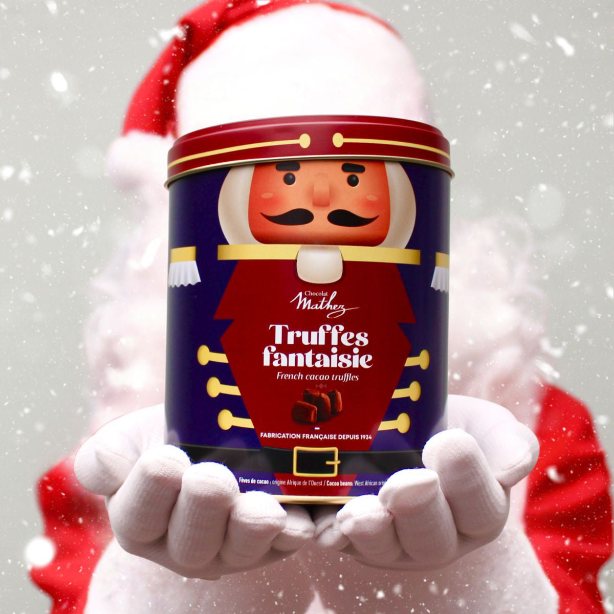 Tinnen kerstblik met afbeelding van notenkraker, gevuld met Franse chocoladetruffels