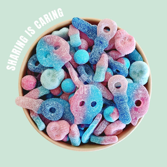 Snoepkom gevuld met blauwe en roze snoepjes. Gezuurd snoep met bubblegum smaak