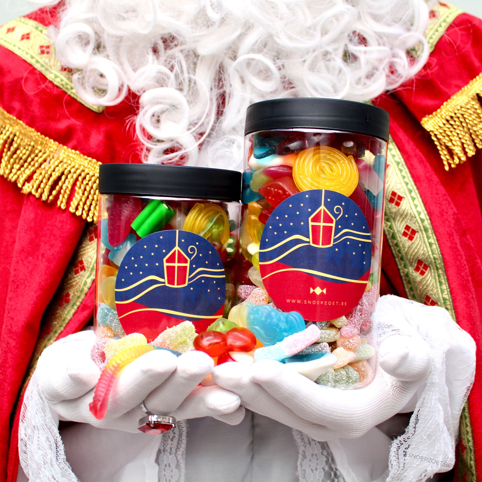 sinterklaas candy jar snoeppot gevuld met mix van zoete en zure snoepjes, verkrijgbaar in 500g en 700g met sinterklaas sticker