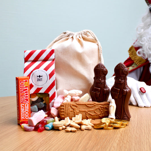 de zak van sinterklaas geschenkpakket met katoenen zak gevuld met snoepzakje 250g, 2 chocolade sinterklaas figuren, speculoos, guimauves, chocolademunten en nicnacjes