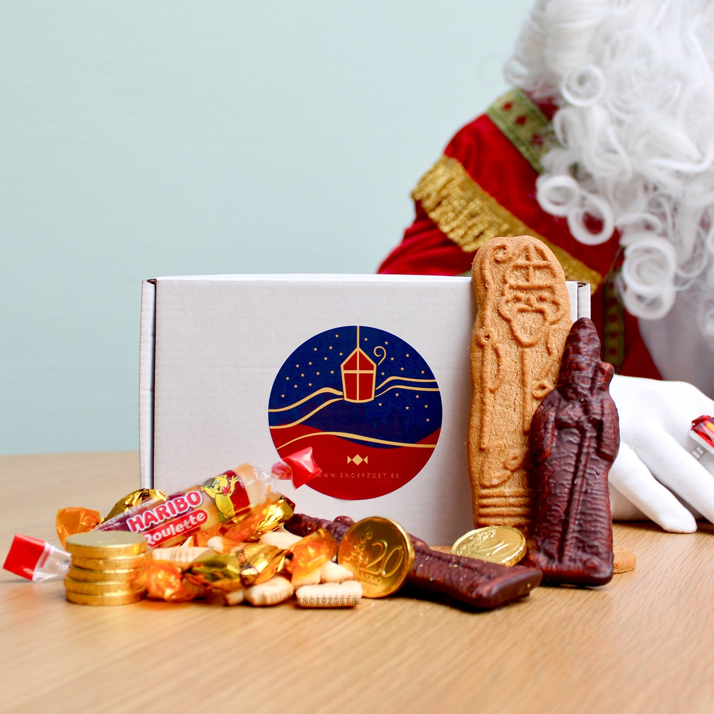 sinterklaas geschenkpakket mini met speculaas, nicnacjes, chocolademunten, guimauves en gouden snoepjes in geschenkdoos
