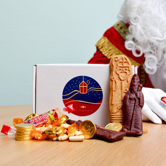 sinterklaas geschenkpakket mini met speculaas, nicnacjes, chocolademunten, guimauves en gouden snoepjes in geschenkdoos
