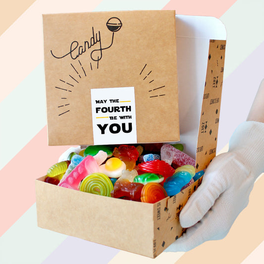 May The Fourth Be With You snoepdoosje van ZOET met vers snoep, ideaal voor Star Wars Day of als cadeau voor fans