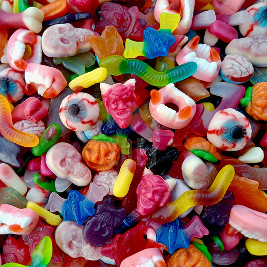 halloween snoepmix met kleurrijke snoepjes in vormen van hersenen, skeletten, vampiertanden en pompoenen