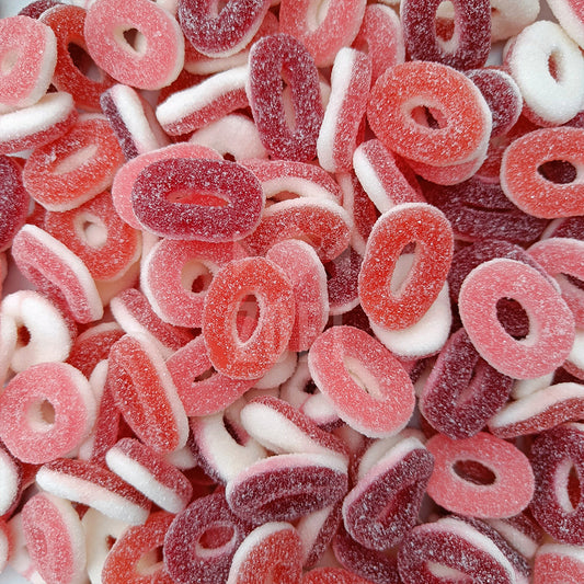 Rode zure ringen van Trolli met suikerrand en smaken als aardbei en framboos